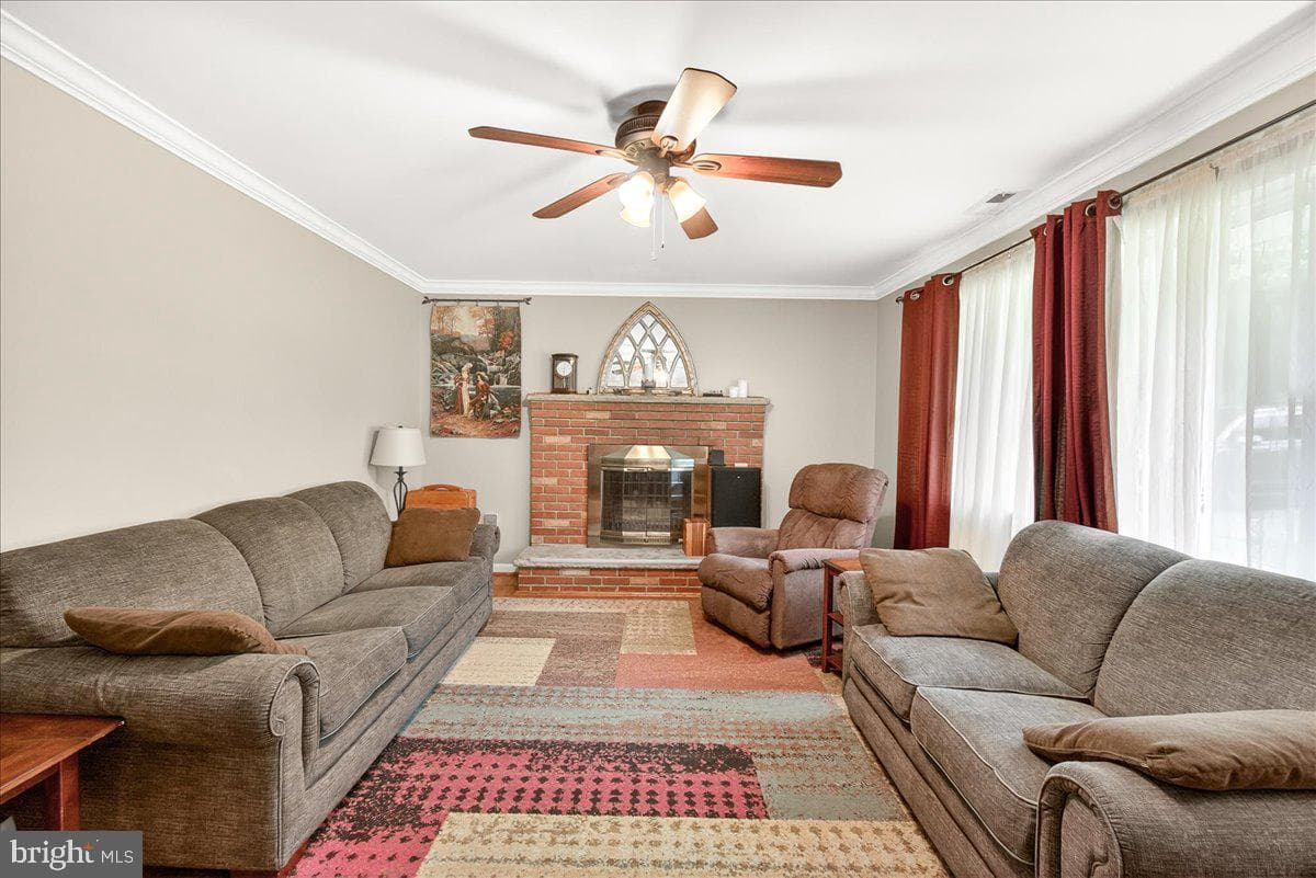 9712 Thompson Dr photo 3