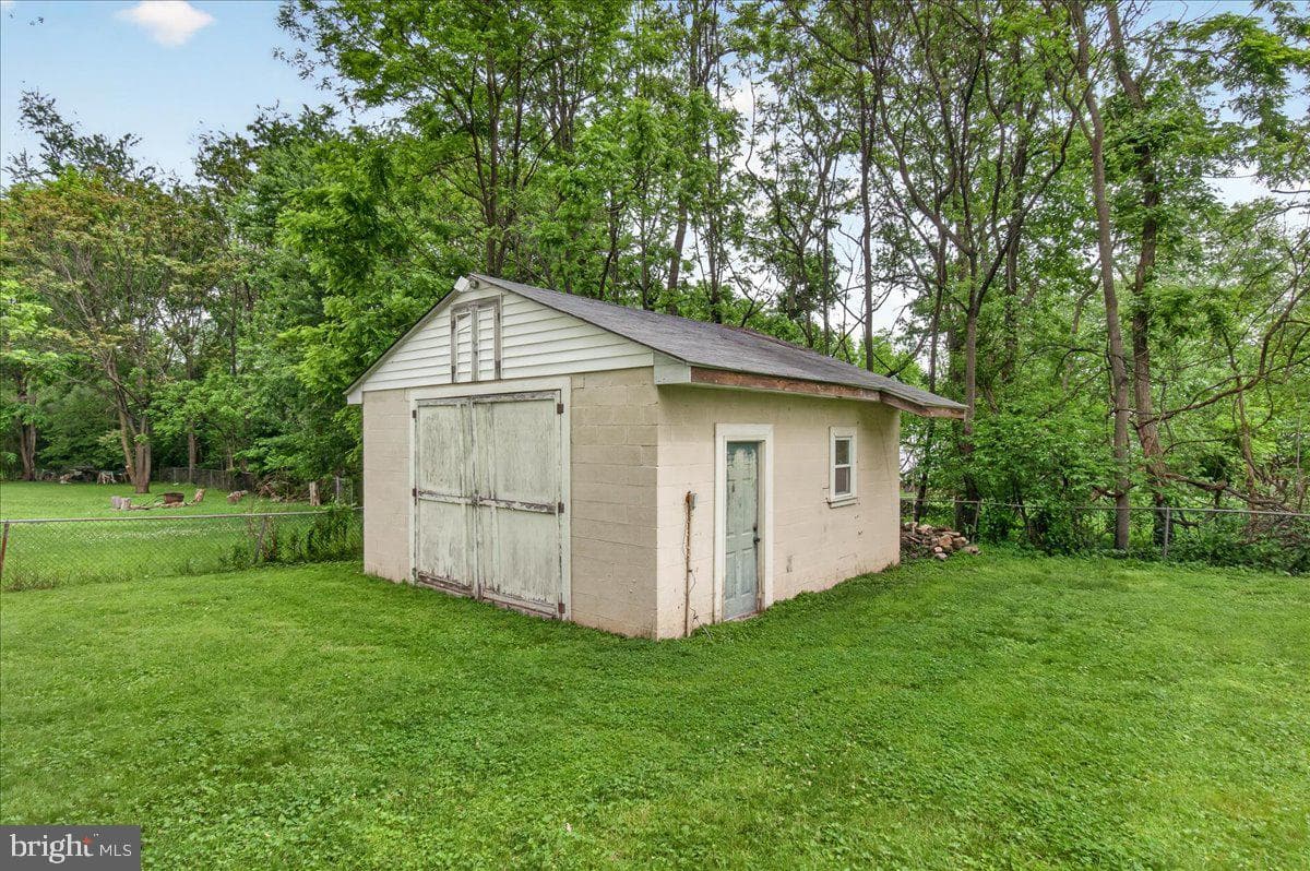 9712 Thompson Dr photo 32
