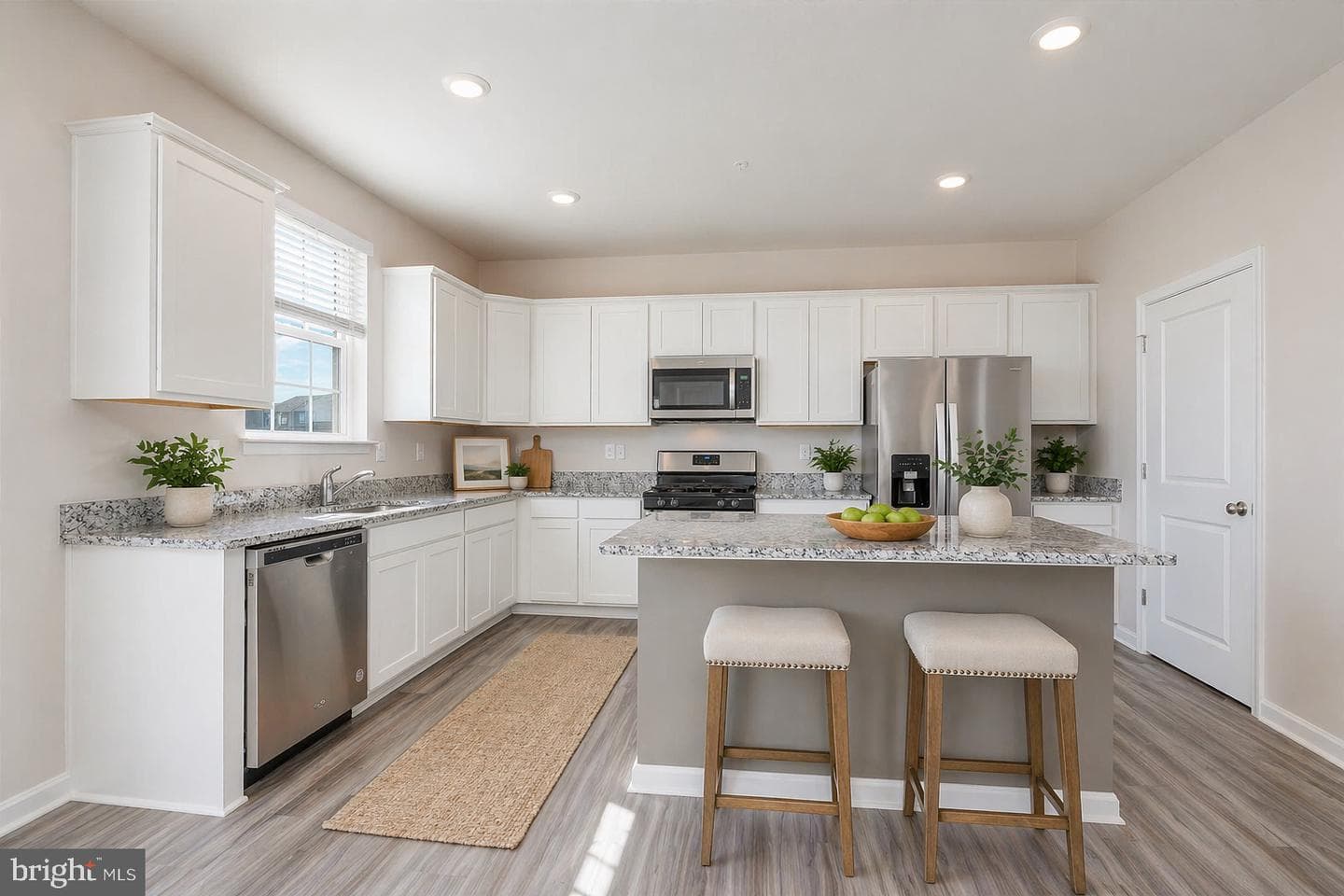 2085 Pomona Way photo 3