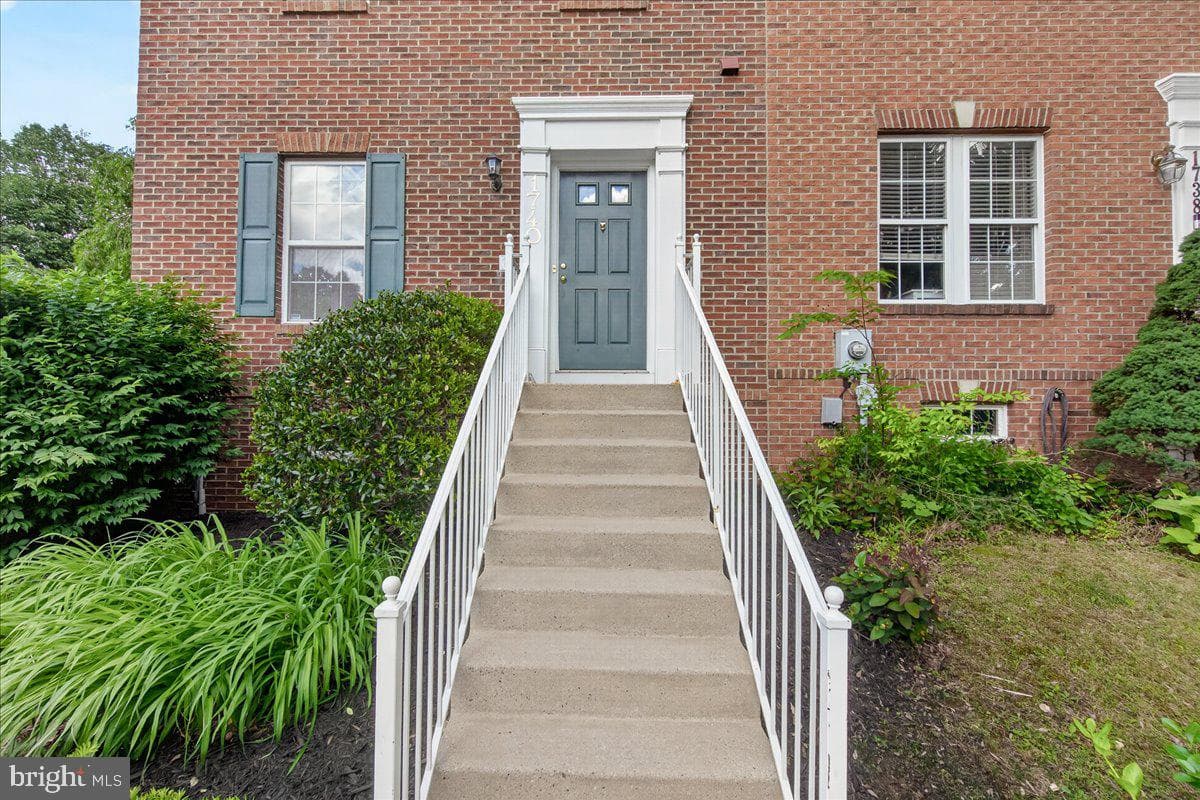 1740 Derrs Square E photo 3