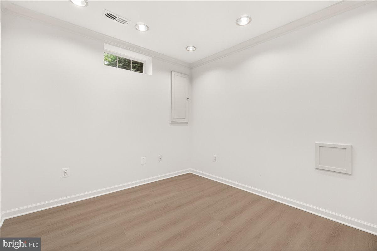1740 Derrs Square E photo 32