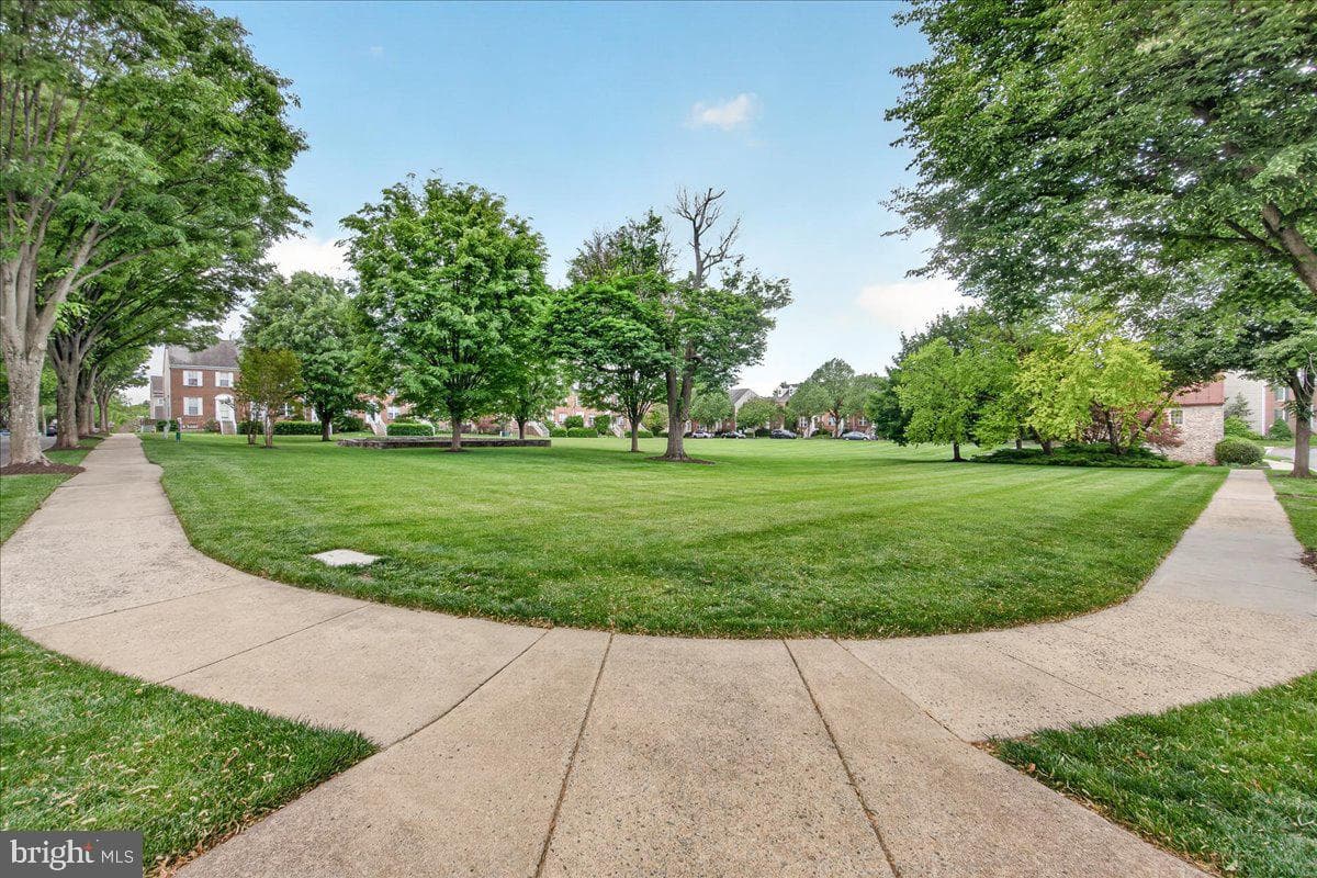 1740 Derrs Square E photo 43