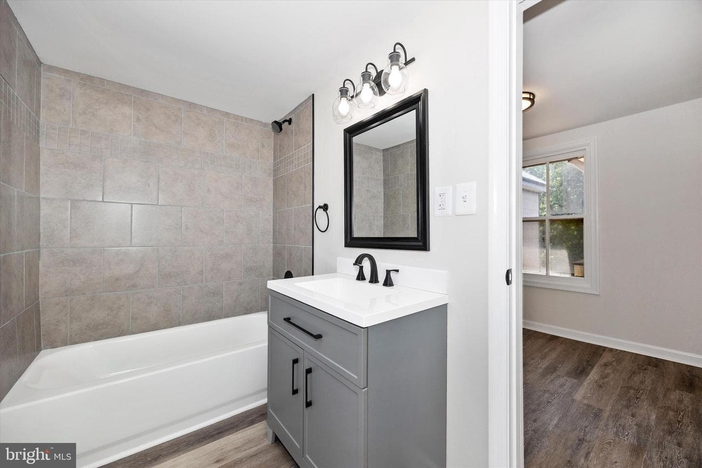 246 E 7th Street photo 25