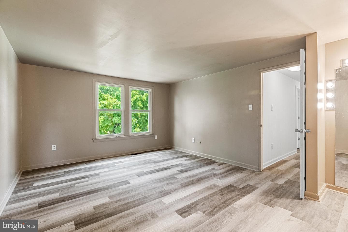 9506 Glade Avenue photo 24