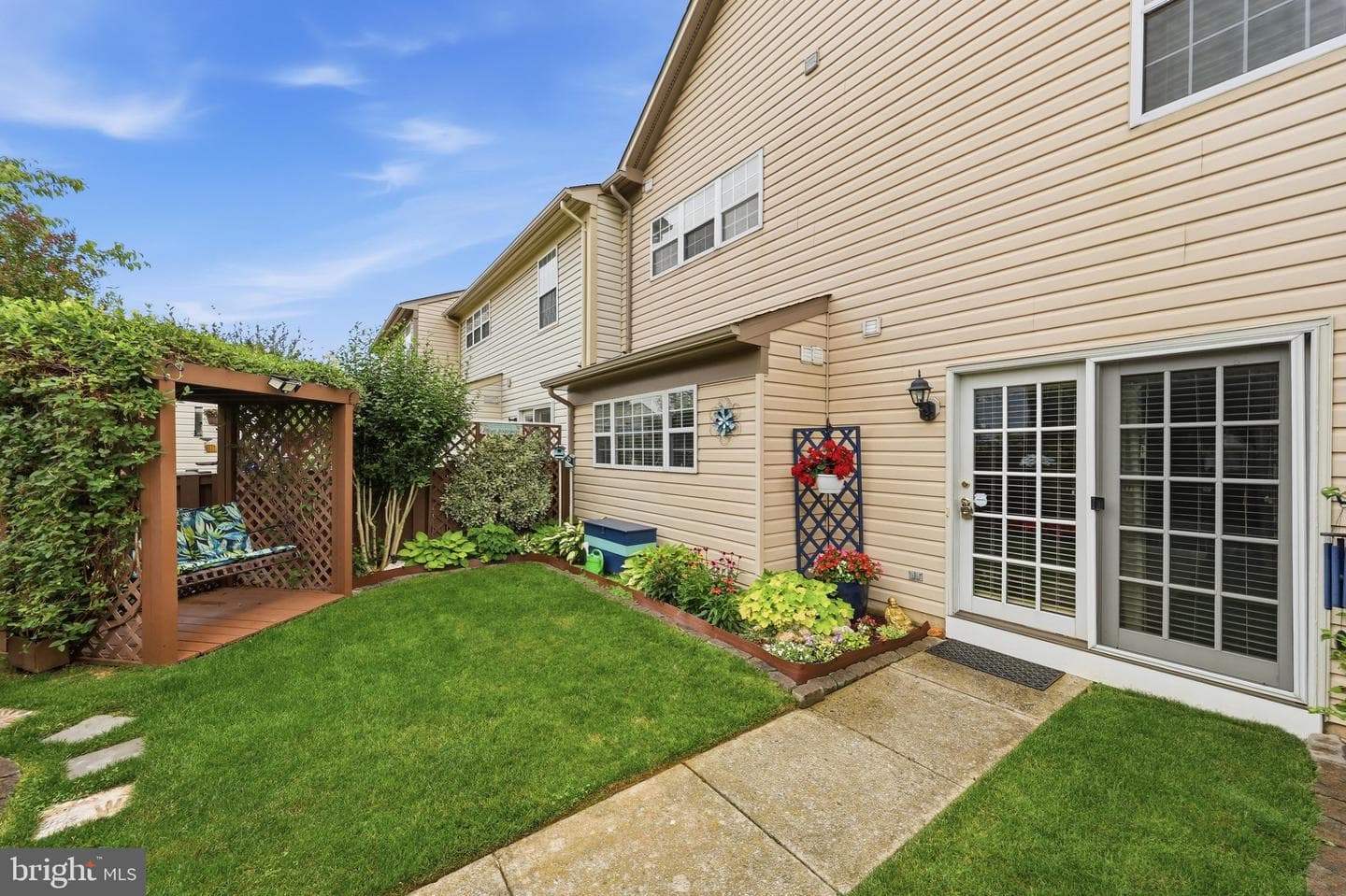 105 New Castle Court photo 32