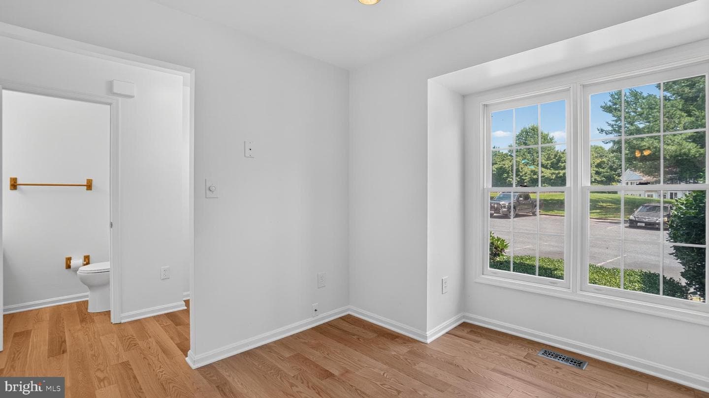 6632 Commodore Court photo 5