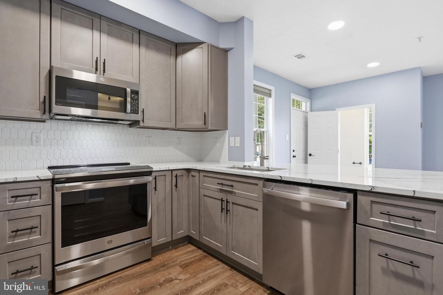 4900 Edgeware Terrace photo 4