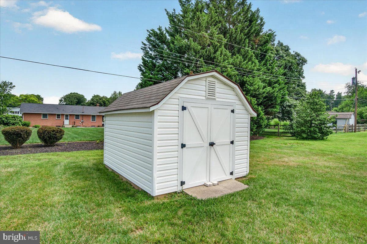 7910 Edgewood Farm Road photo 41