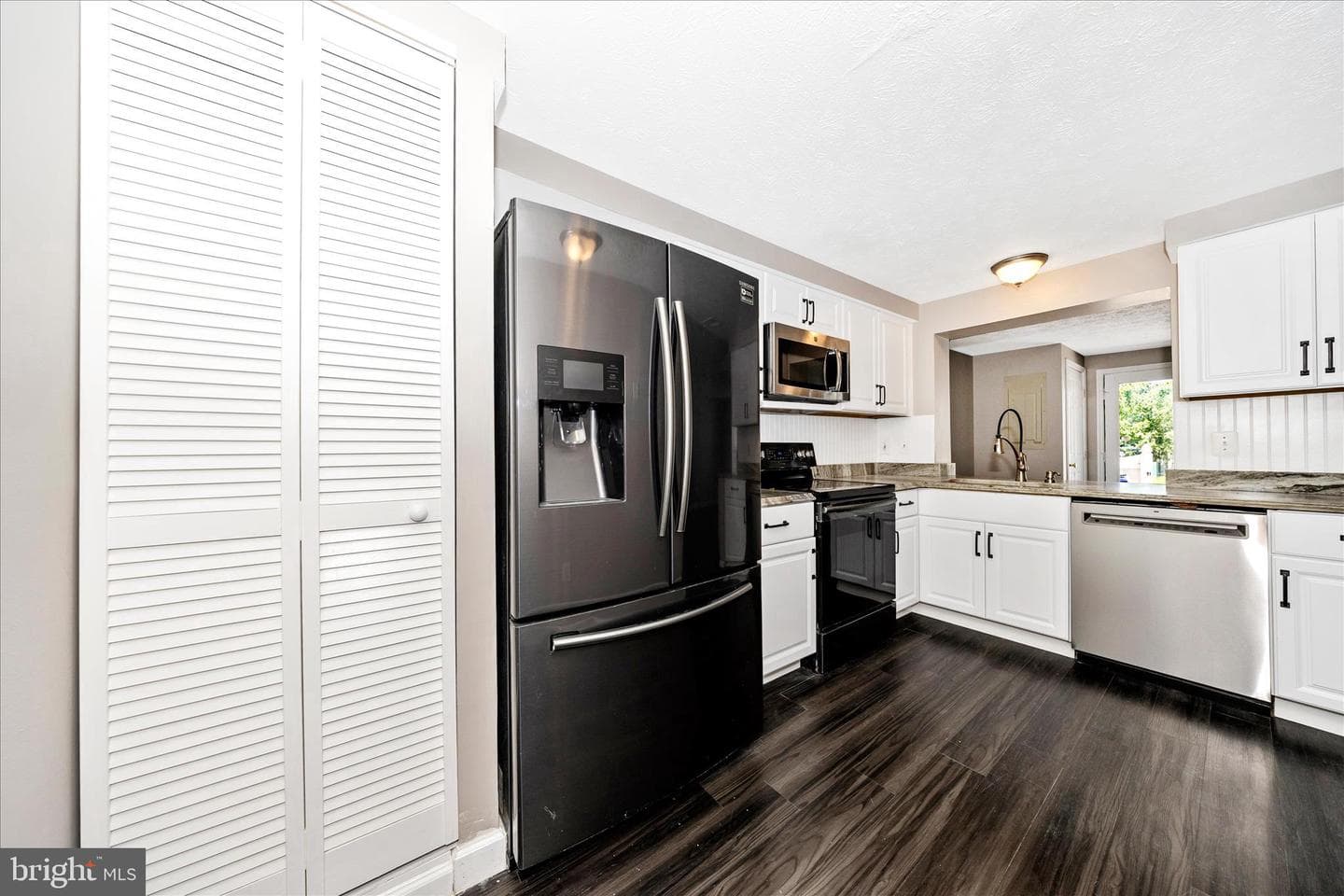 572 Hollyberry Way photo 9