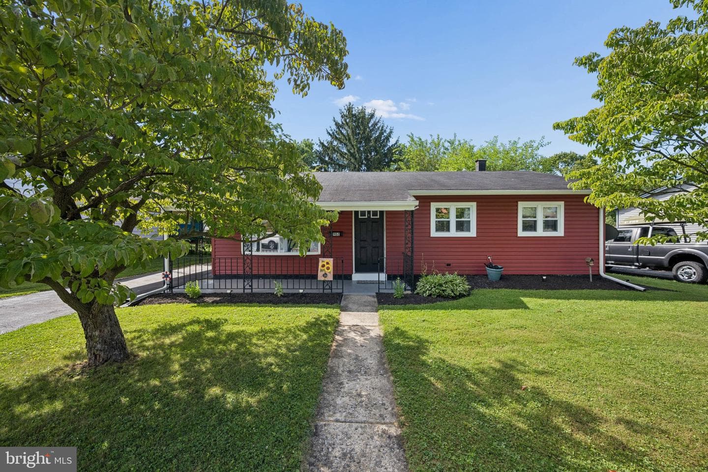 902 Young Place photo 1