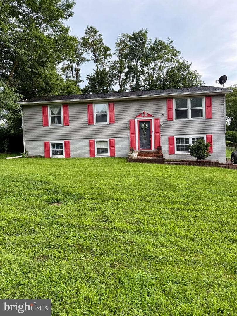 408 E F Street E photo 1