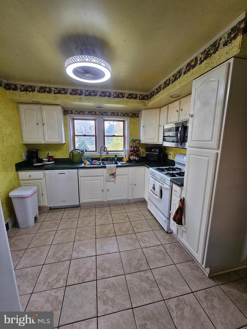 204 E St photo 7