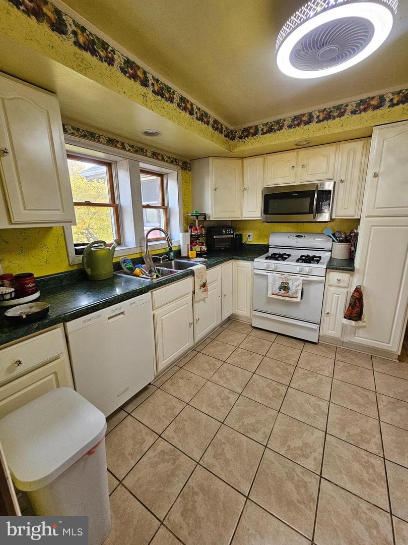 204 E St photo 9