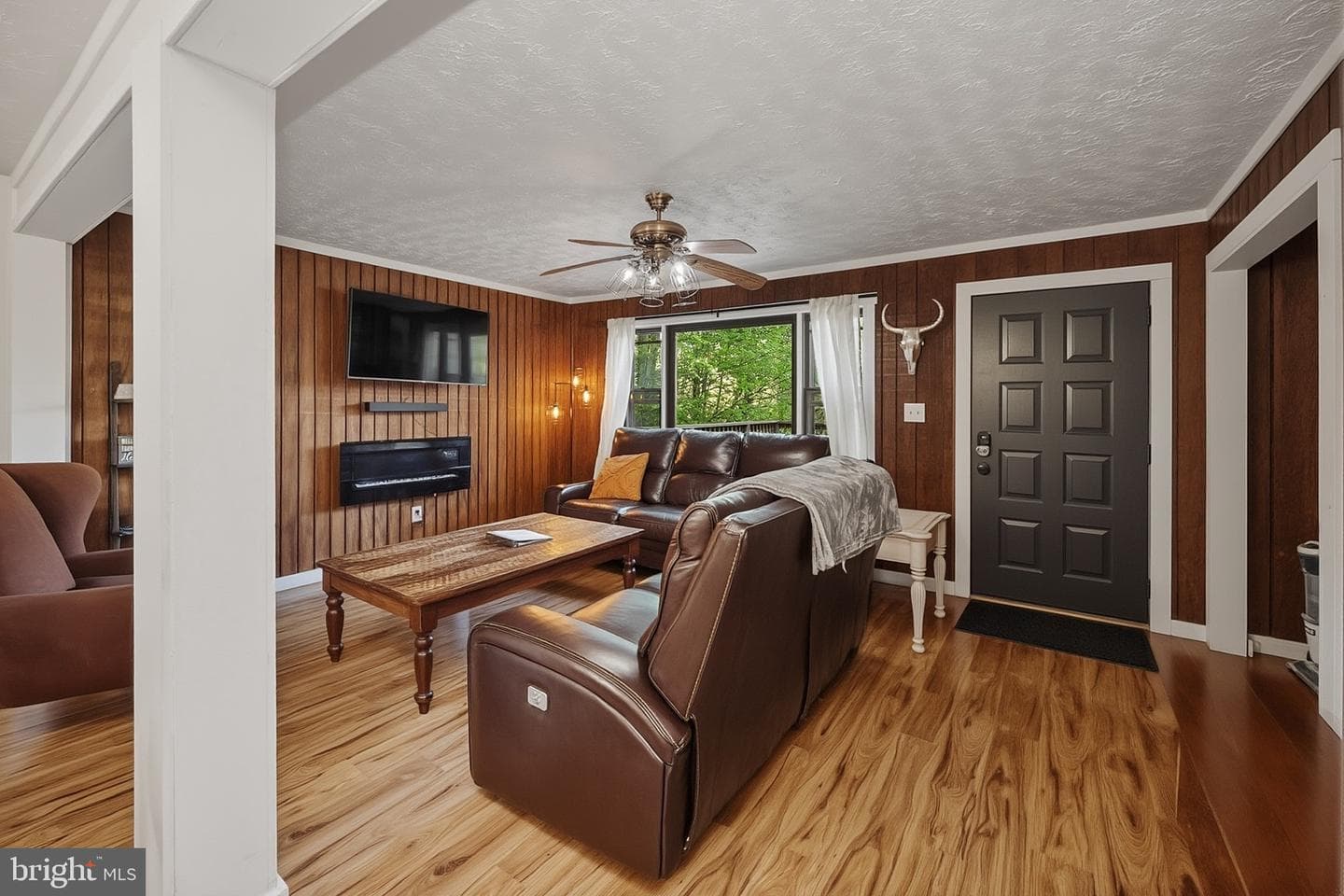 1499 Foster Road photo 4