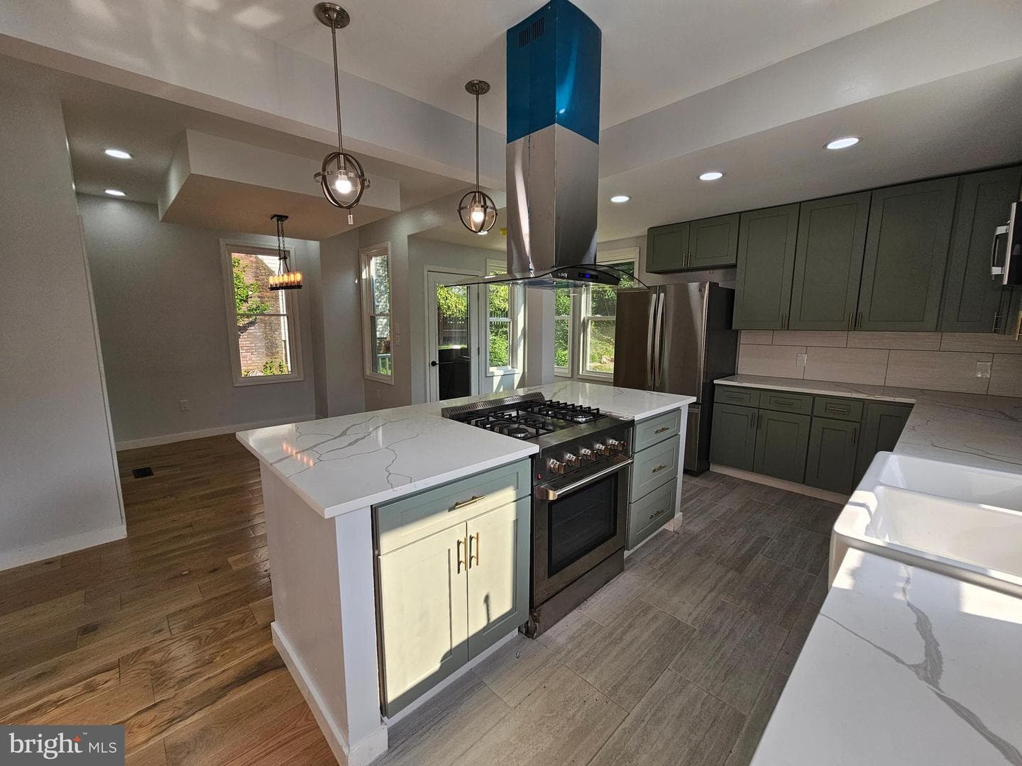 112 E Pennington Street photo 59