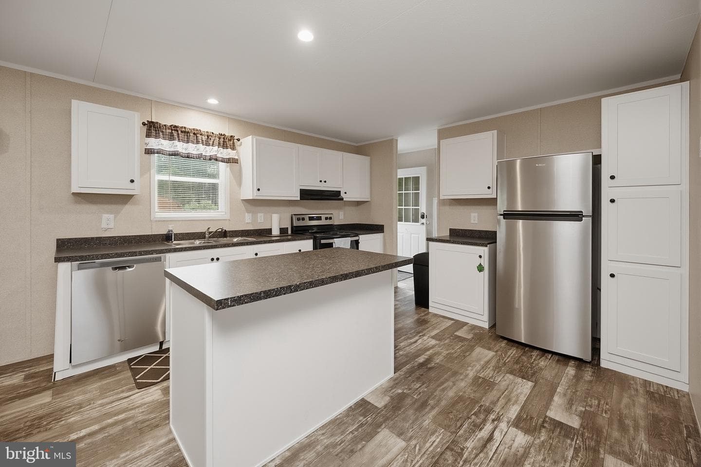 635 Dennett Road photo 3