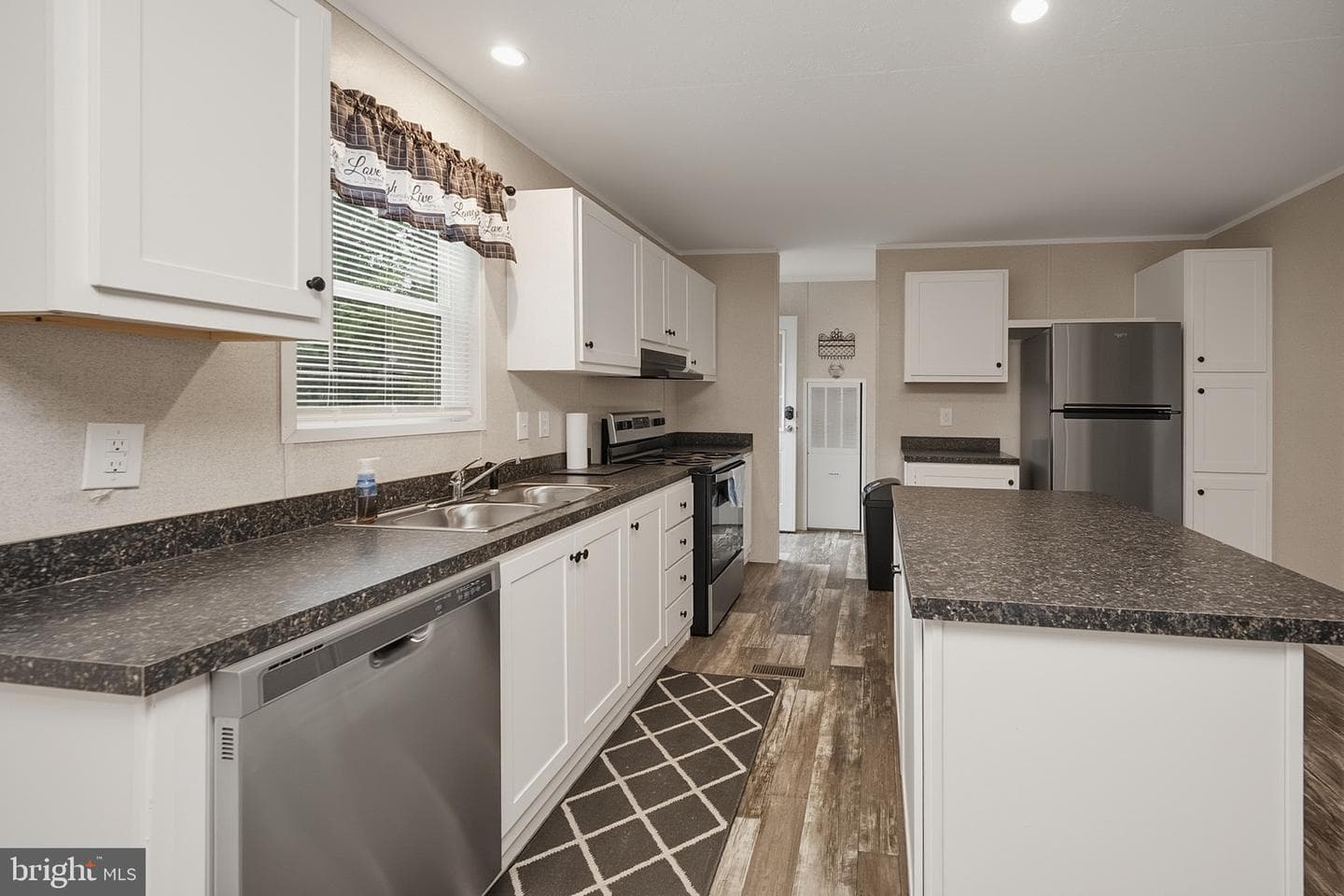 635 Dennett Road photo 4