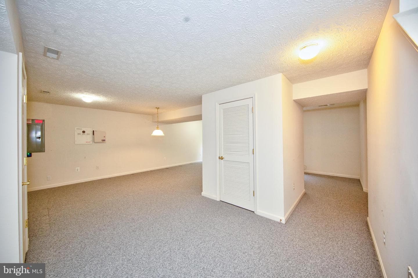 567 Beards Hill Road photo 29