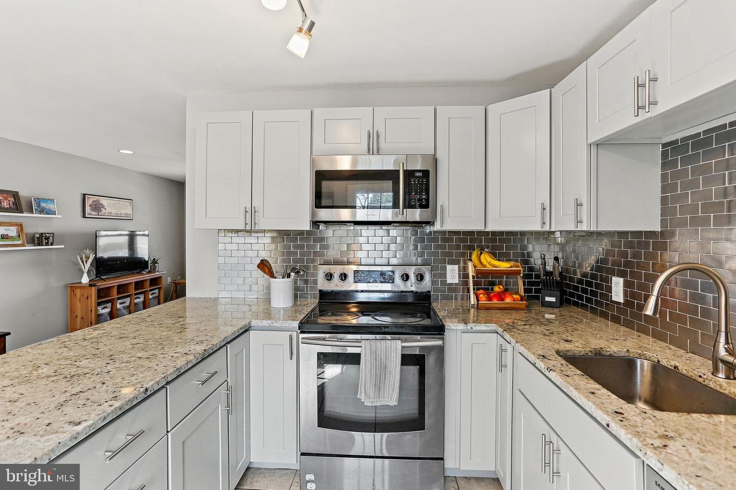 2407 Sycamore Lane photo 9
