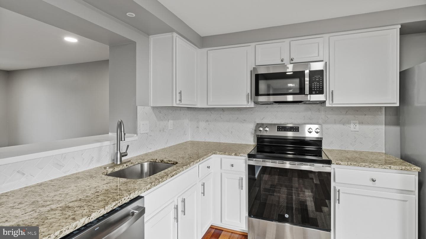 242 Lodgecliffe Court photo 10