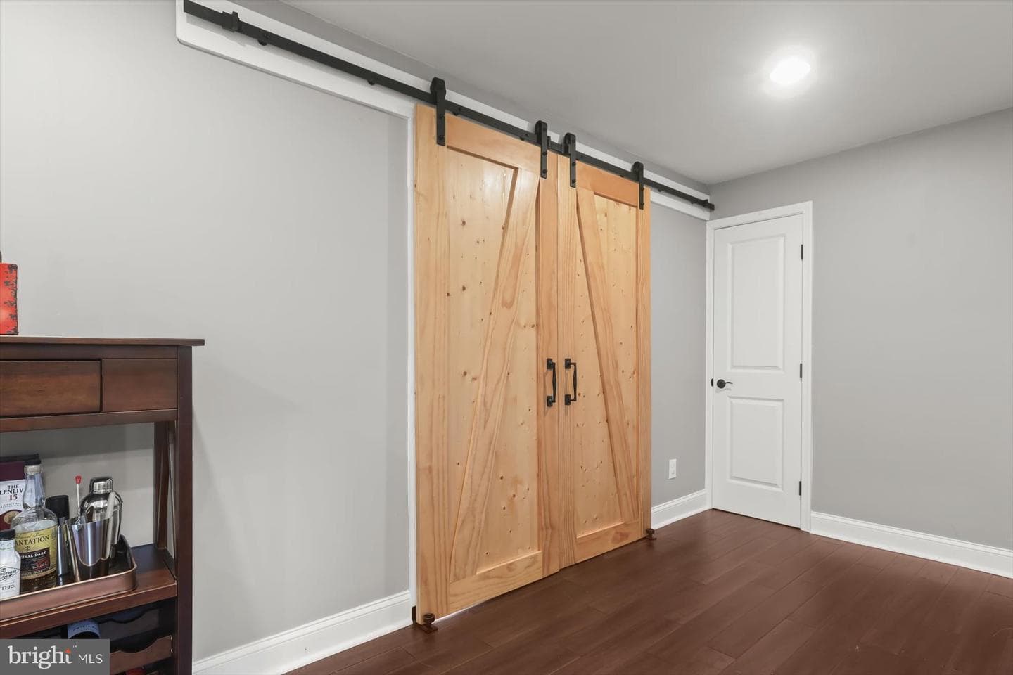 290 Henderson Road photo 37
