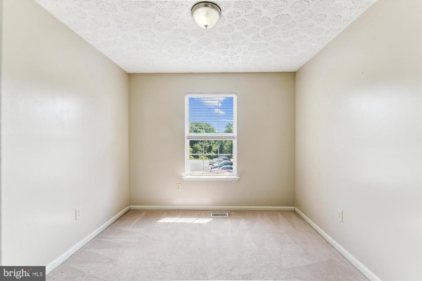 582 Doefield Court photo 32