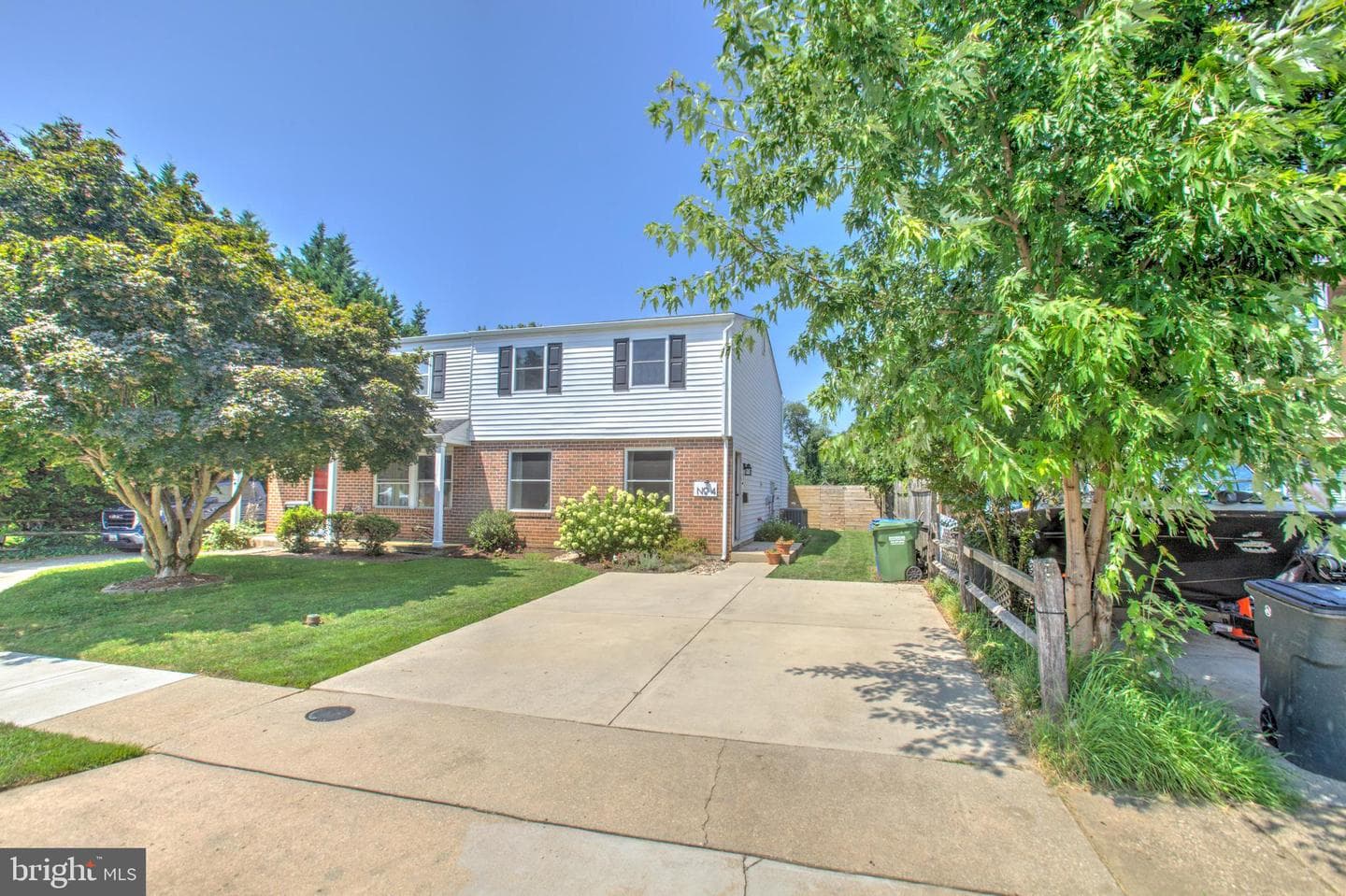 4 Court Drive photo 2