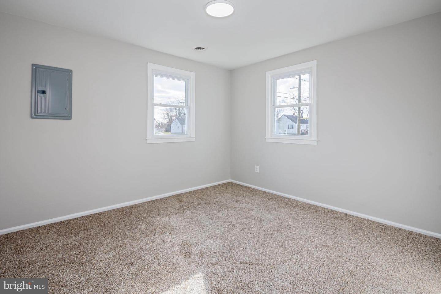 174 Deen Street E photo 17