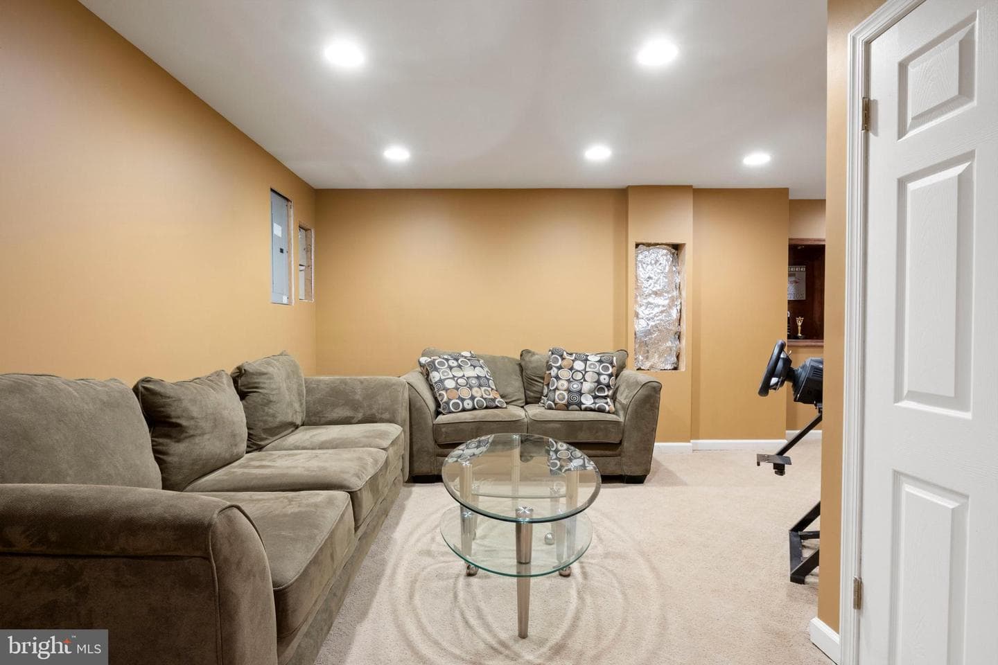 730 Hollywood Place photo 38
