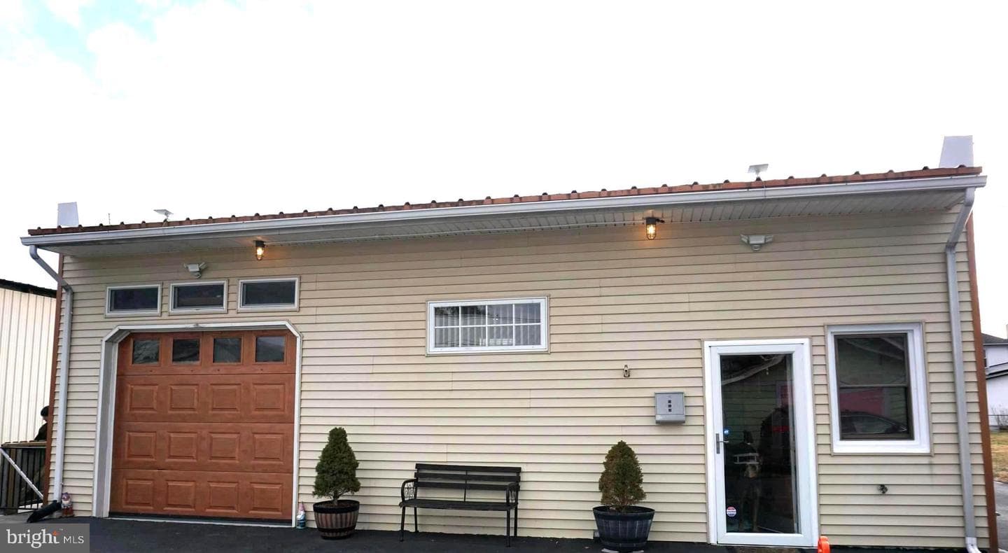 888 Linden Lane photo 3