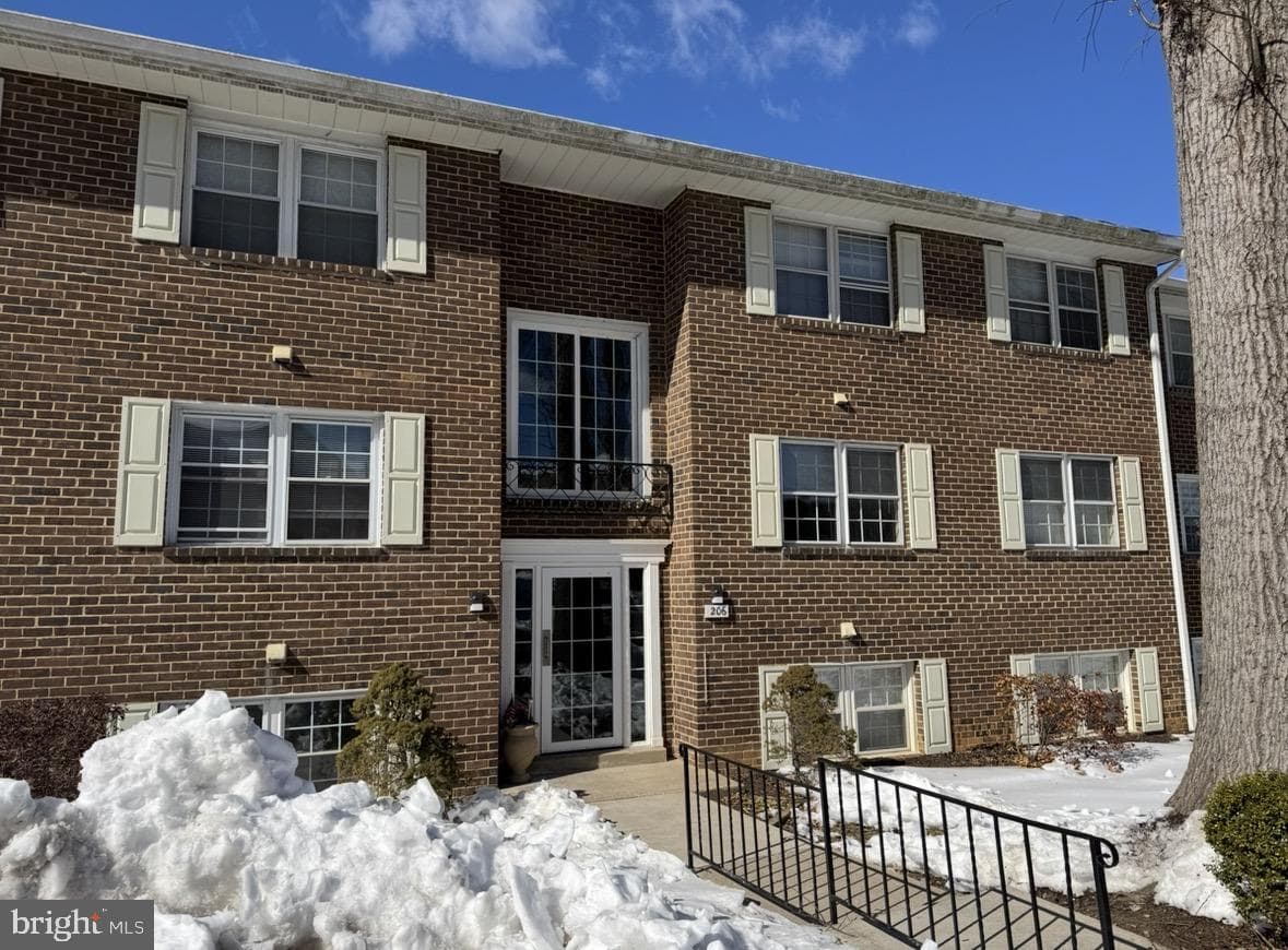 206 Crocker Drive photo 1