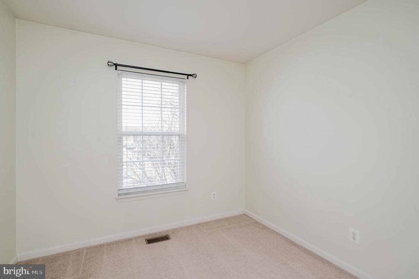 525 Kirkcaldy Way photo 25