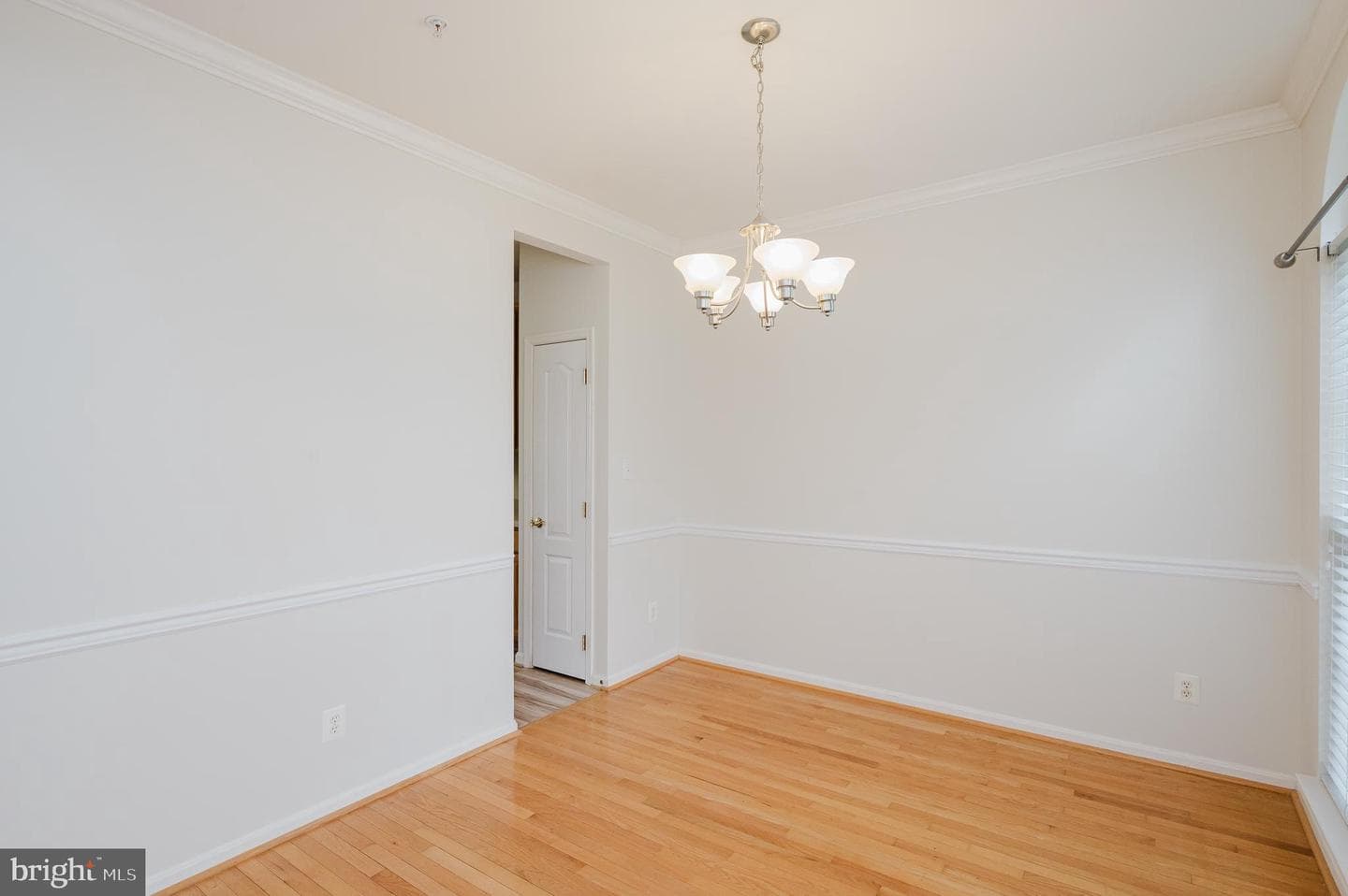 525 Kirkcaldy Way photo 5