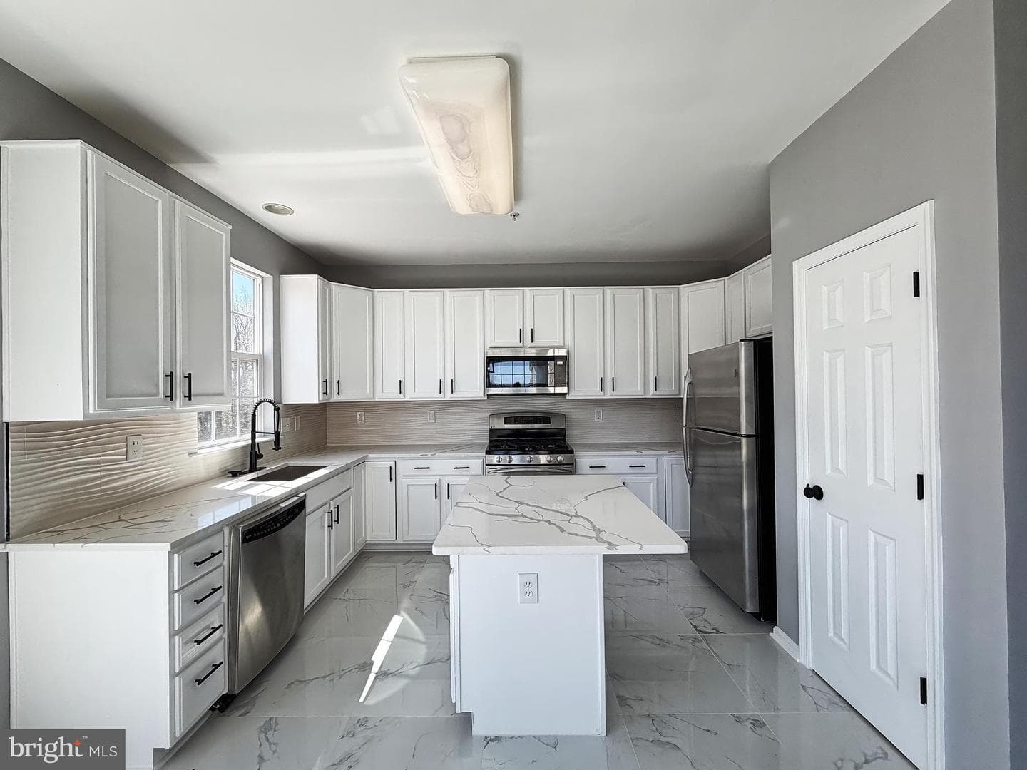 1816 Graymount Way photo 7