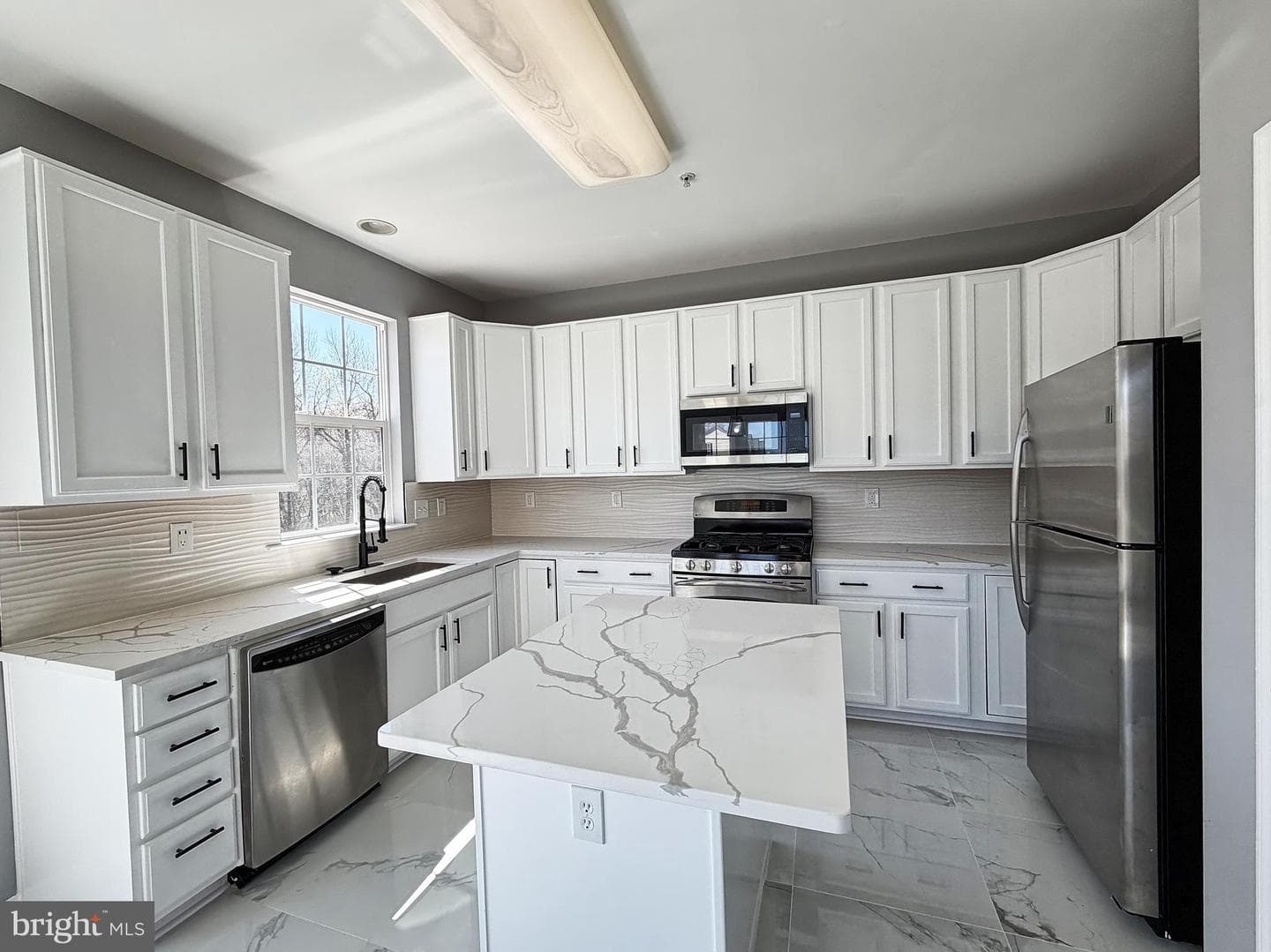 1816 Graymount Way photo 8