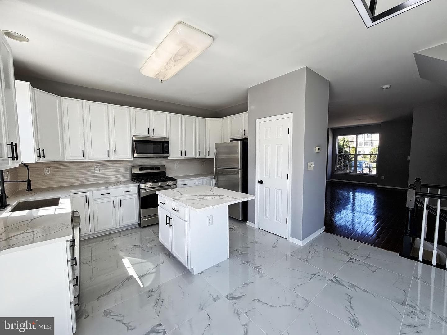 1816 Graymount Way photo 9
