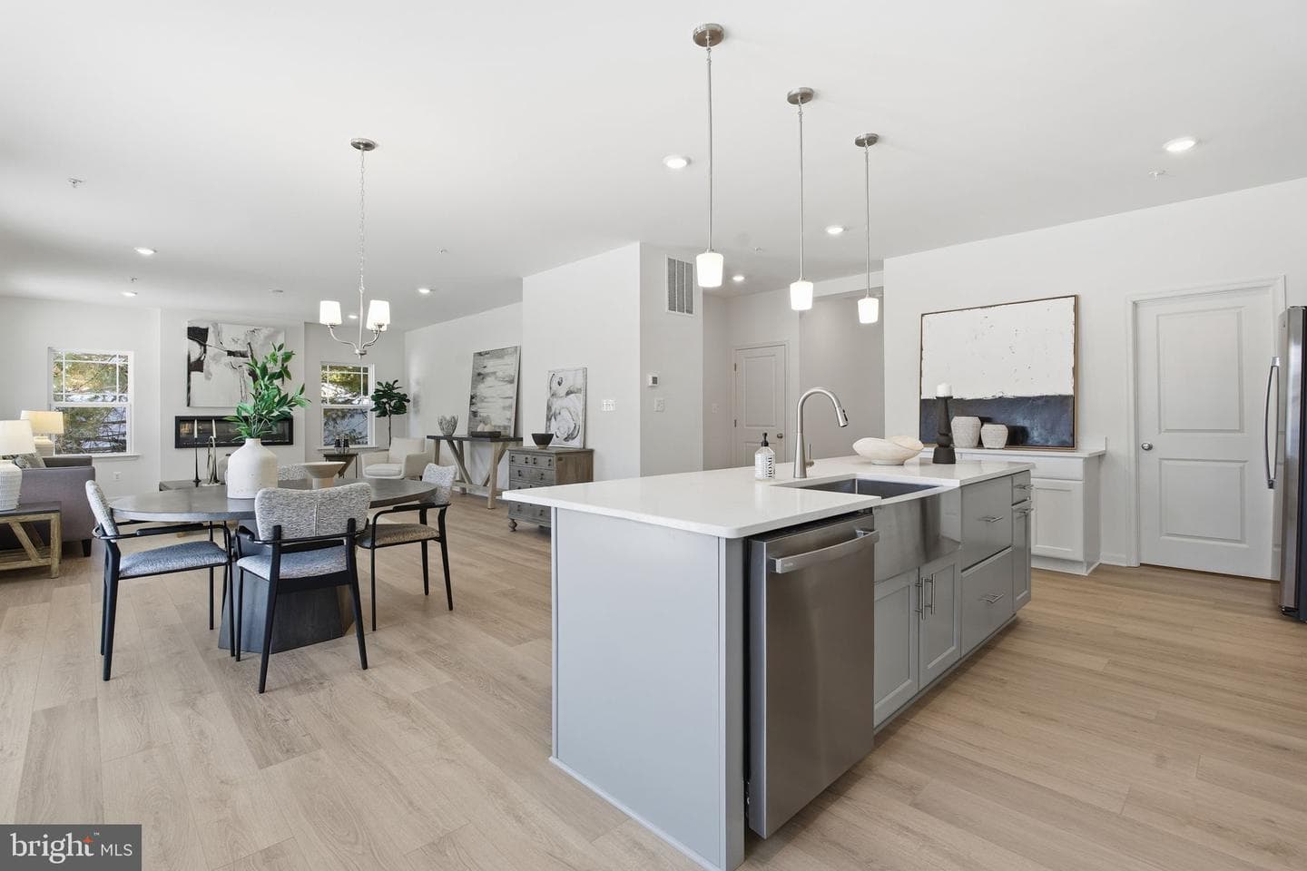 617 Loring Avenue photo 4