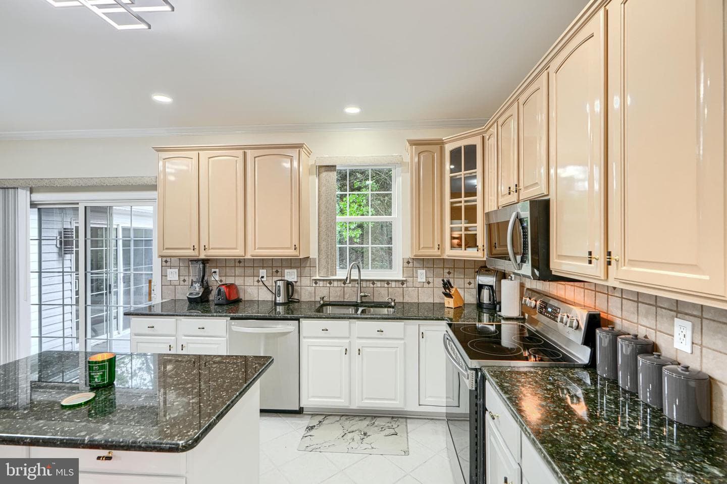 704 Greenglade Court photo 7