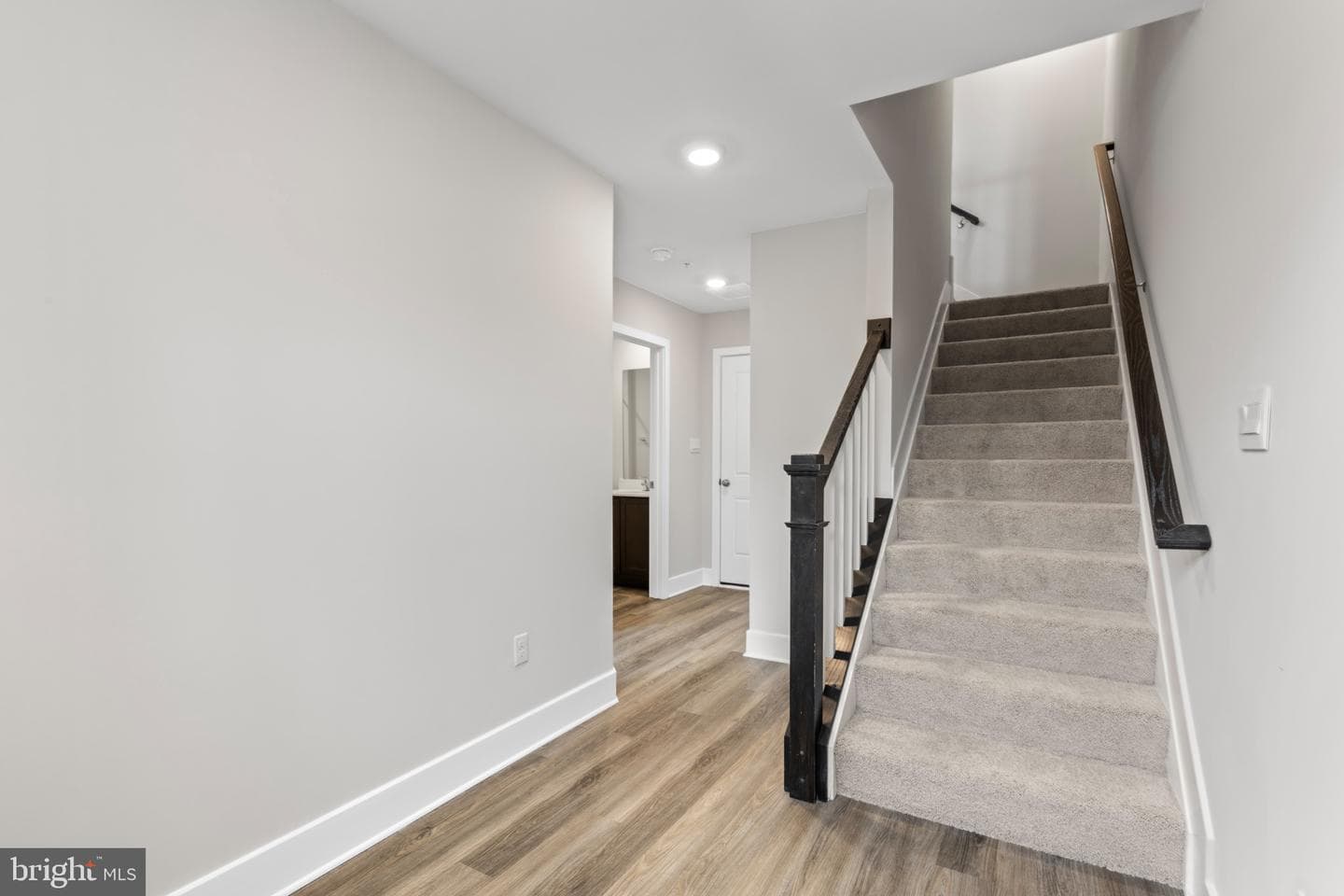 374 Hackley Drive photo 5