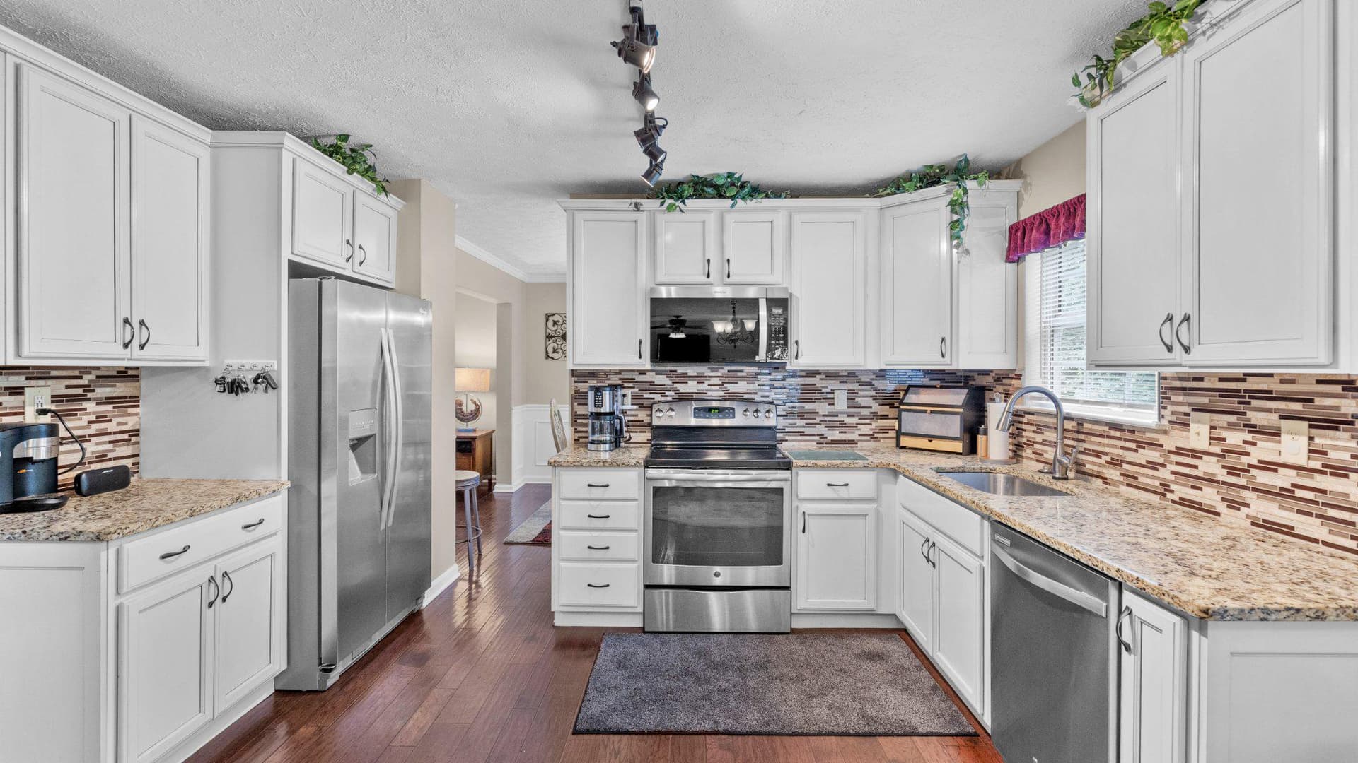405 Devonshire Court photo 17