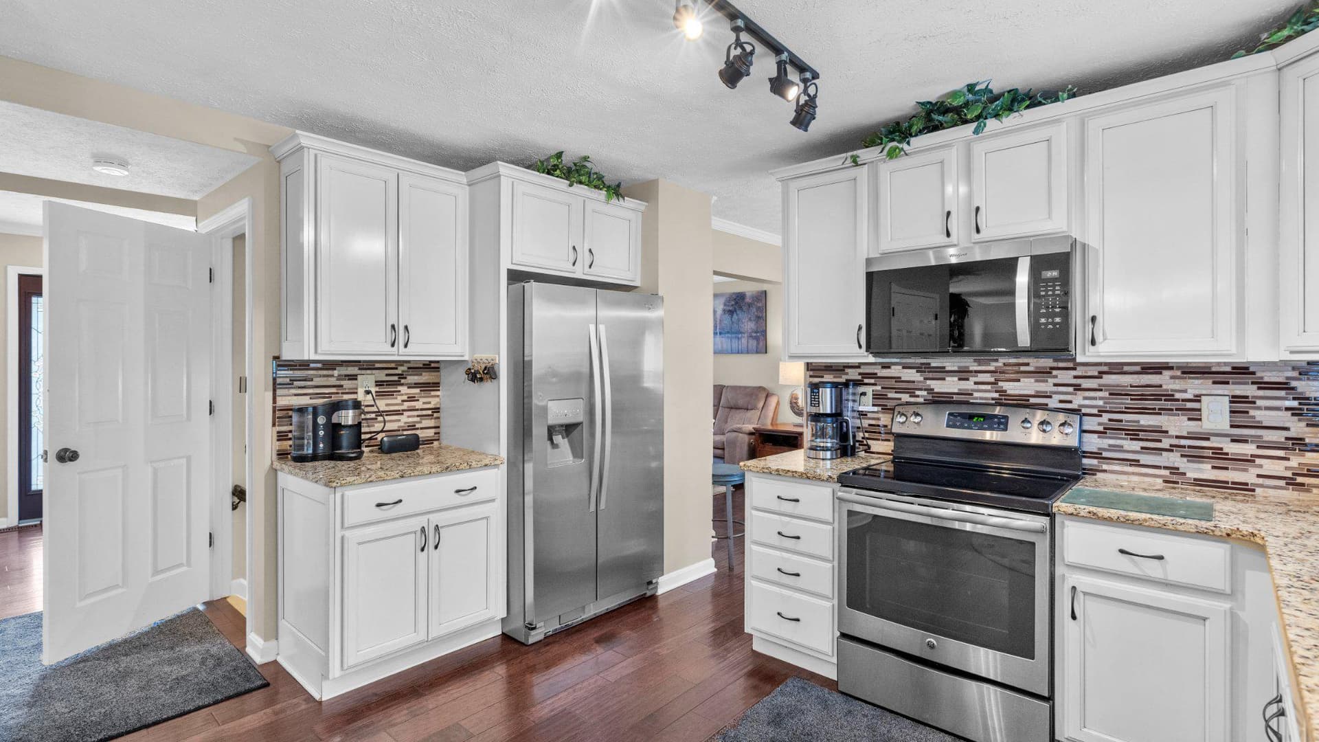 405 Devonshire Court photo 18