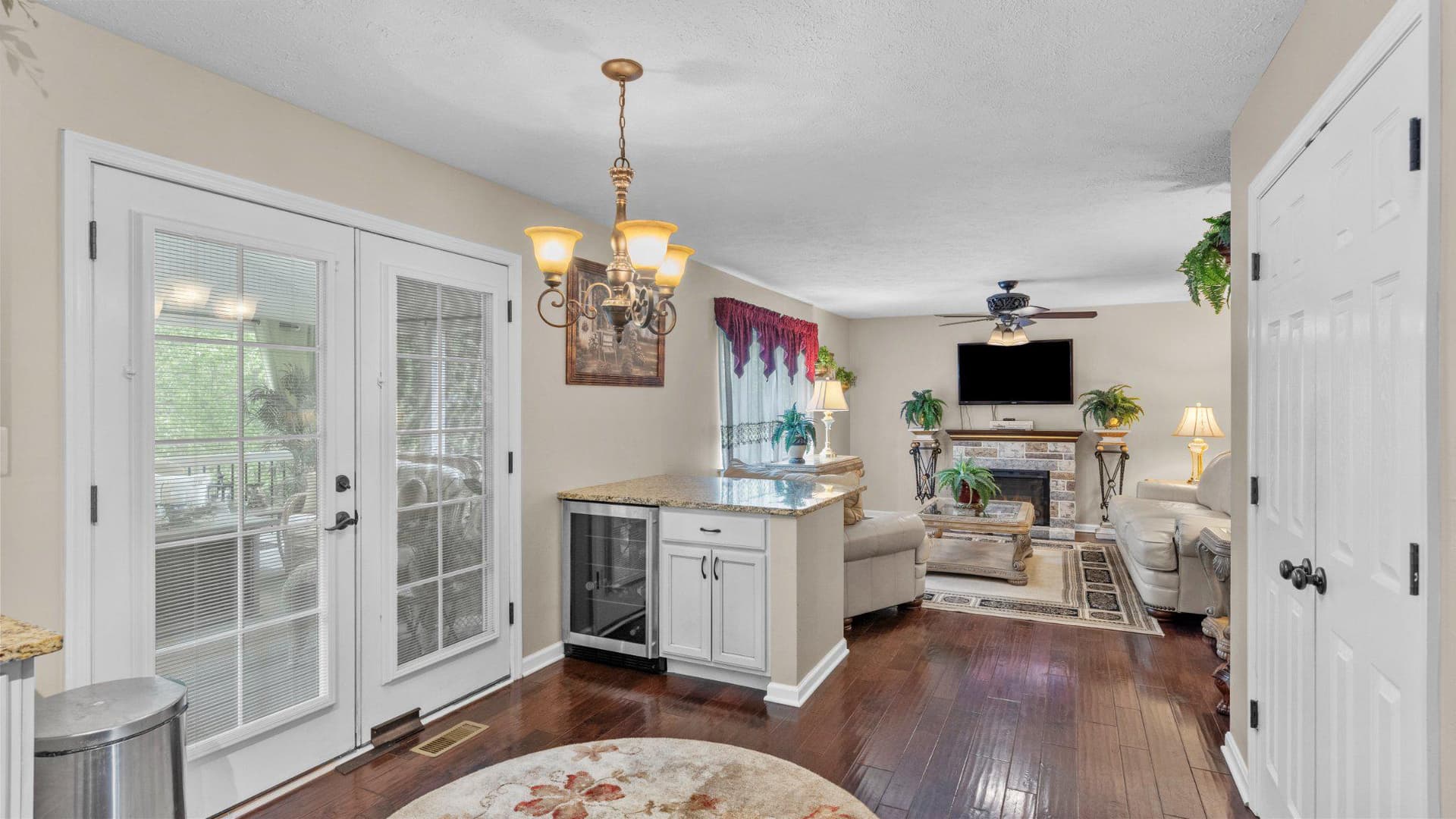 405 Devonshire Court photo 21
