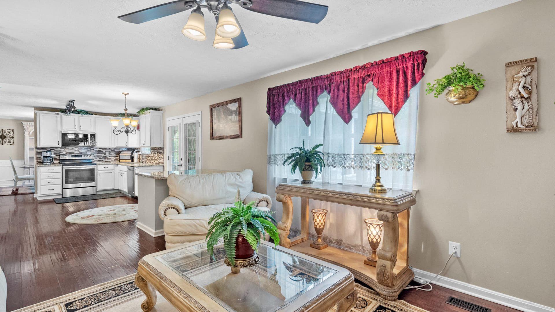 405 Devonshire Court photo 25
