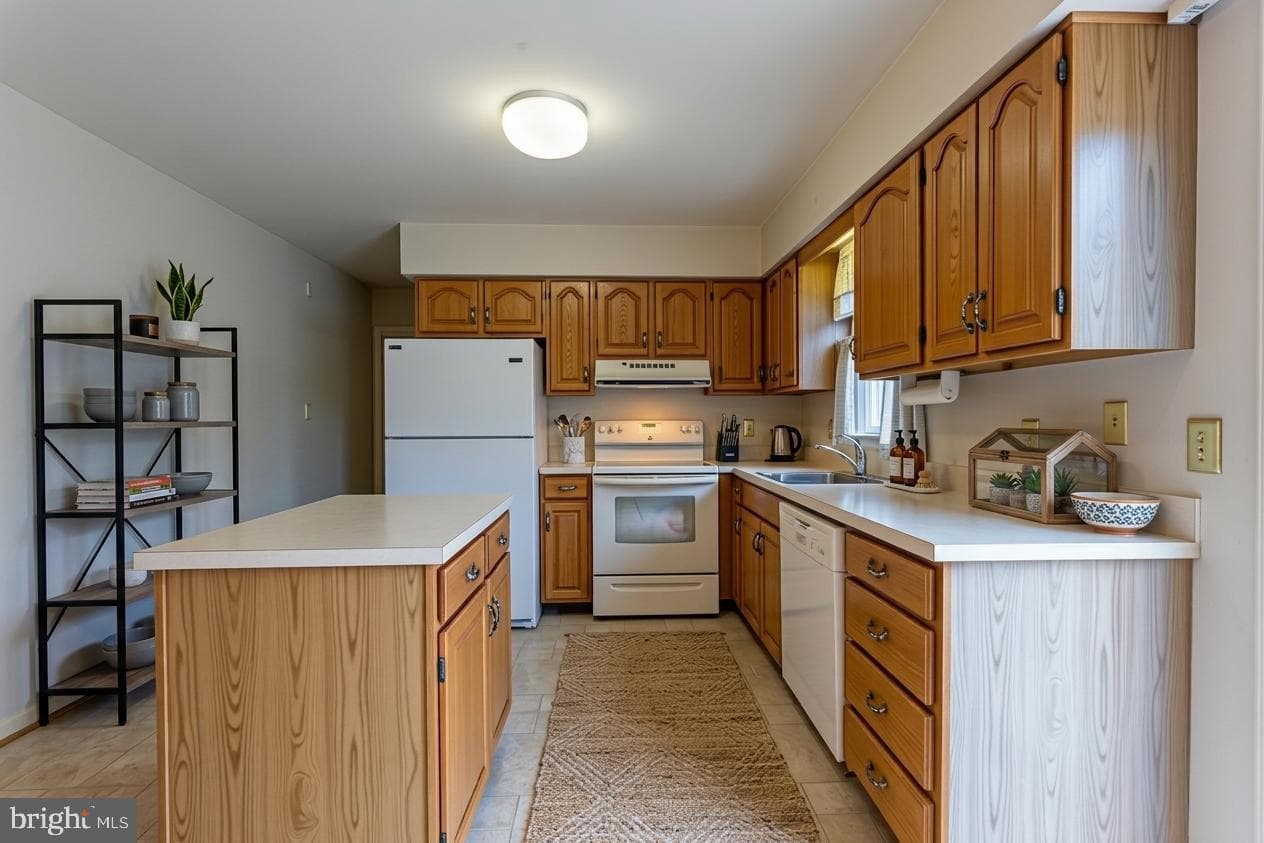 1802 Hamlet Place S photo 3