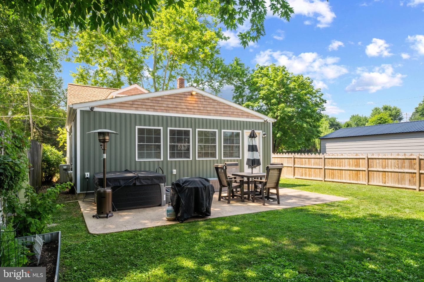 817 Giles Street photo 4