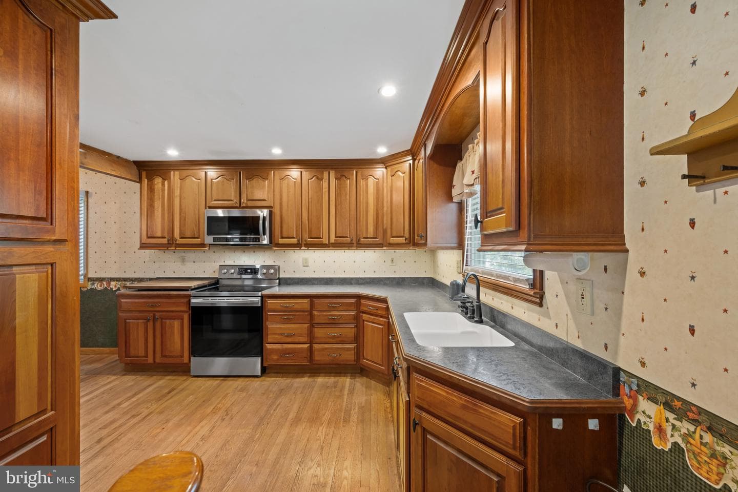 817 Giles Street photo 7