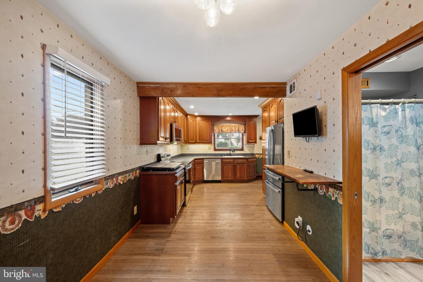 817 Giles Street photo 9