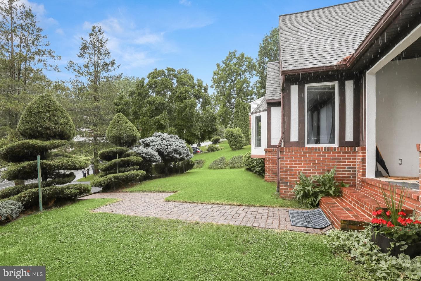 1421 Saratoga Dr photo 3