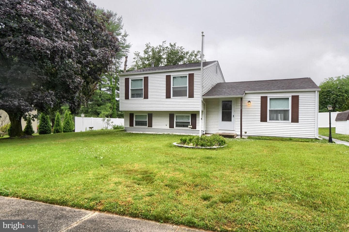 1520 Meadowcrest Court photo 1