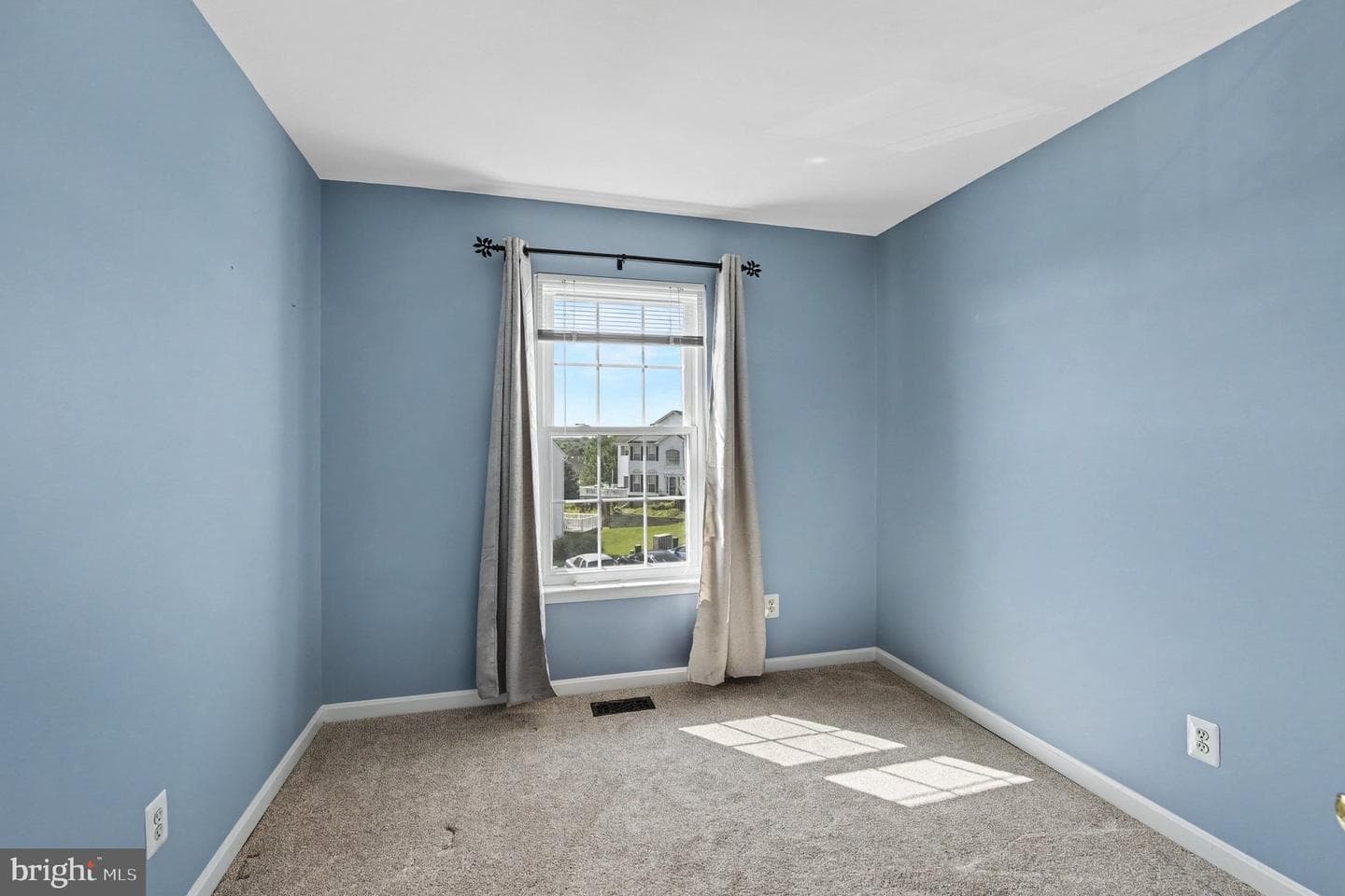 709 Kirkcaldy Way photo 19